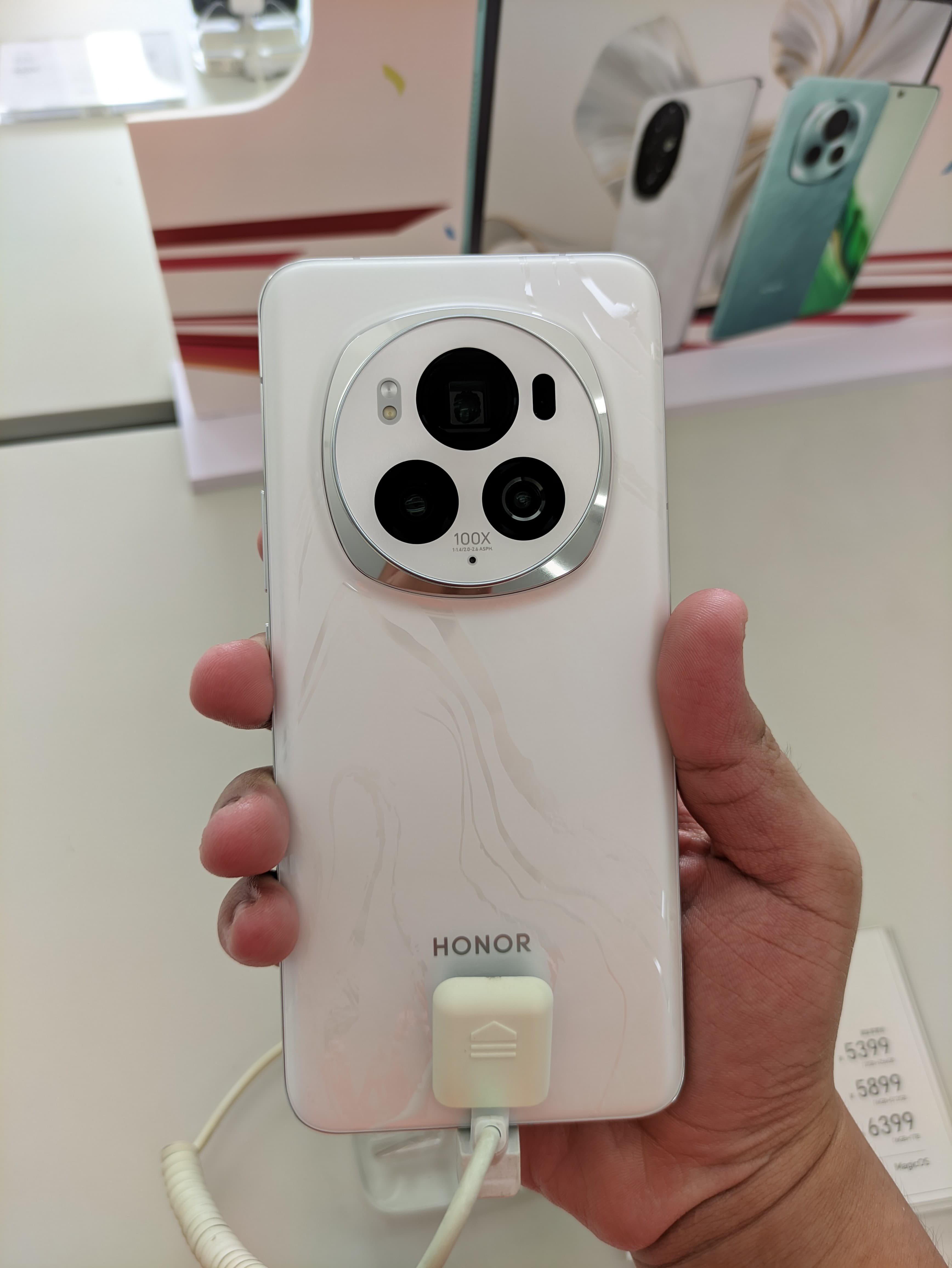 Honor Magic8 Pro — Photo shows the previous-generation Magic 6 Pro — no freely-licensed photo of the Magic8 Pro exists yet.